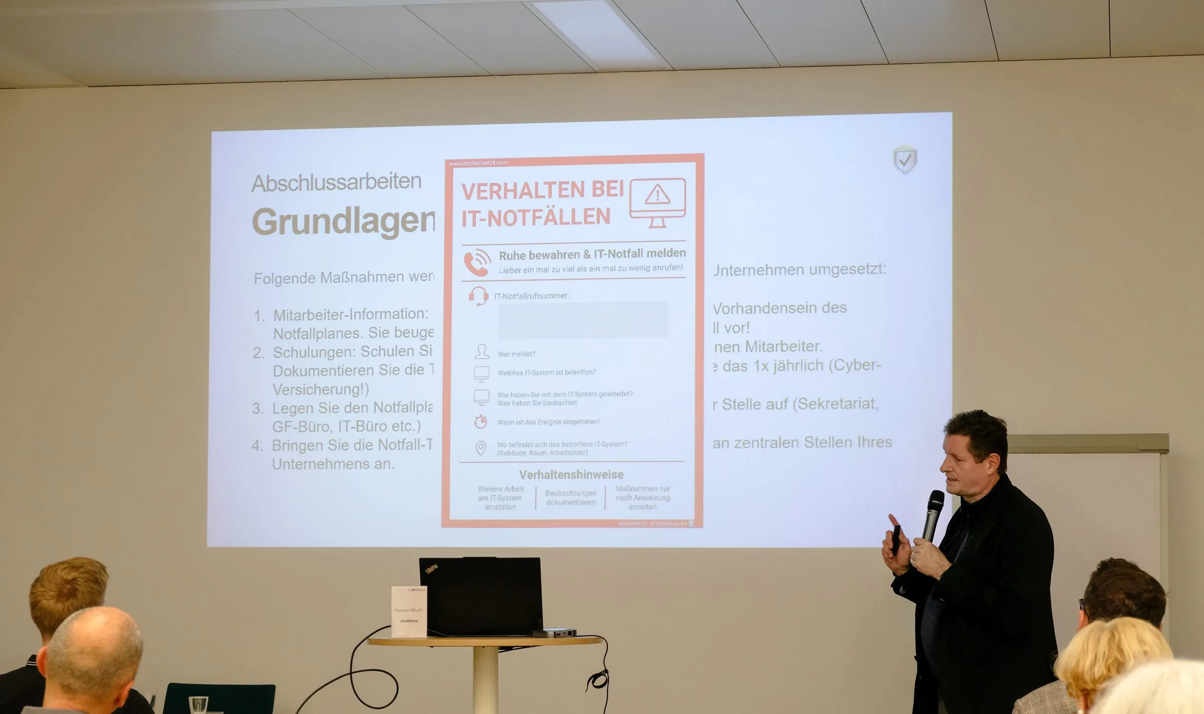 IT-Sicherheitstraining: Experte präsentiert vor Teilnehmenden